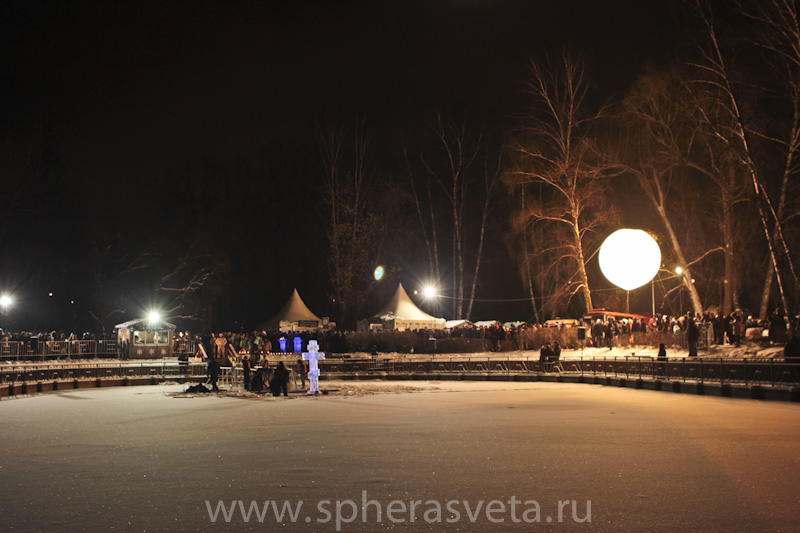 Светящийся шар на крещении в Сокольниках