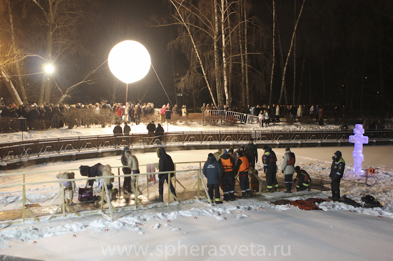 Светящийся шар на крещении в Сокольниках
